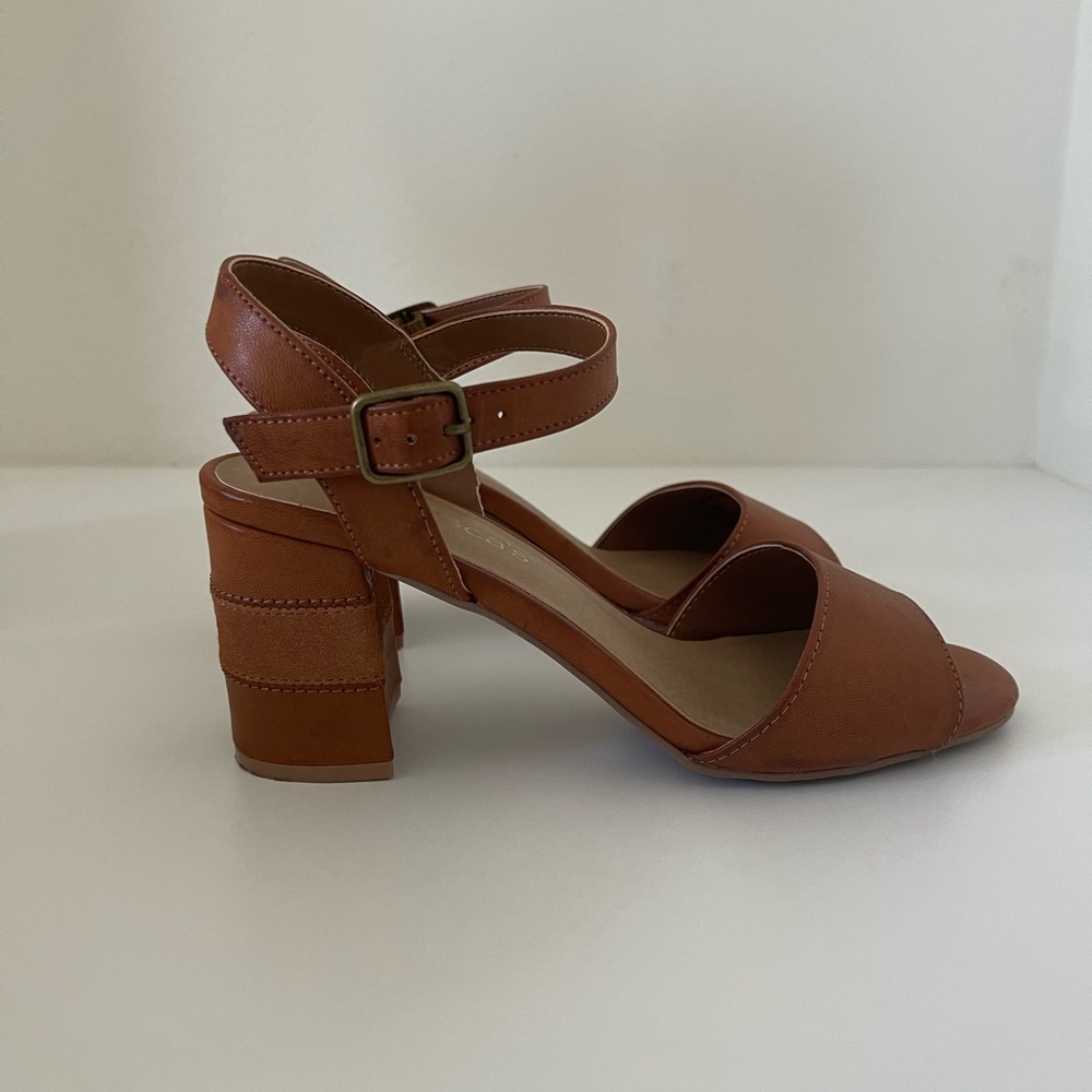 brown francesca’s heels in size 7.5